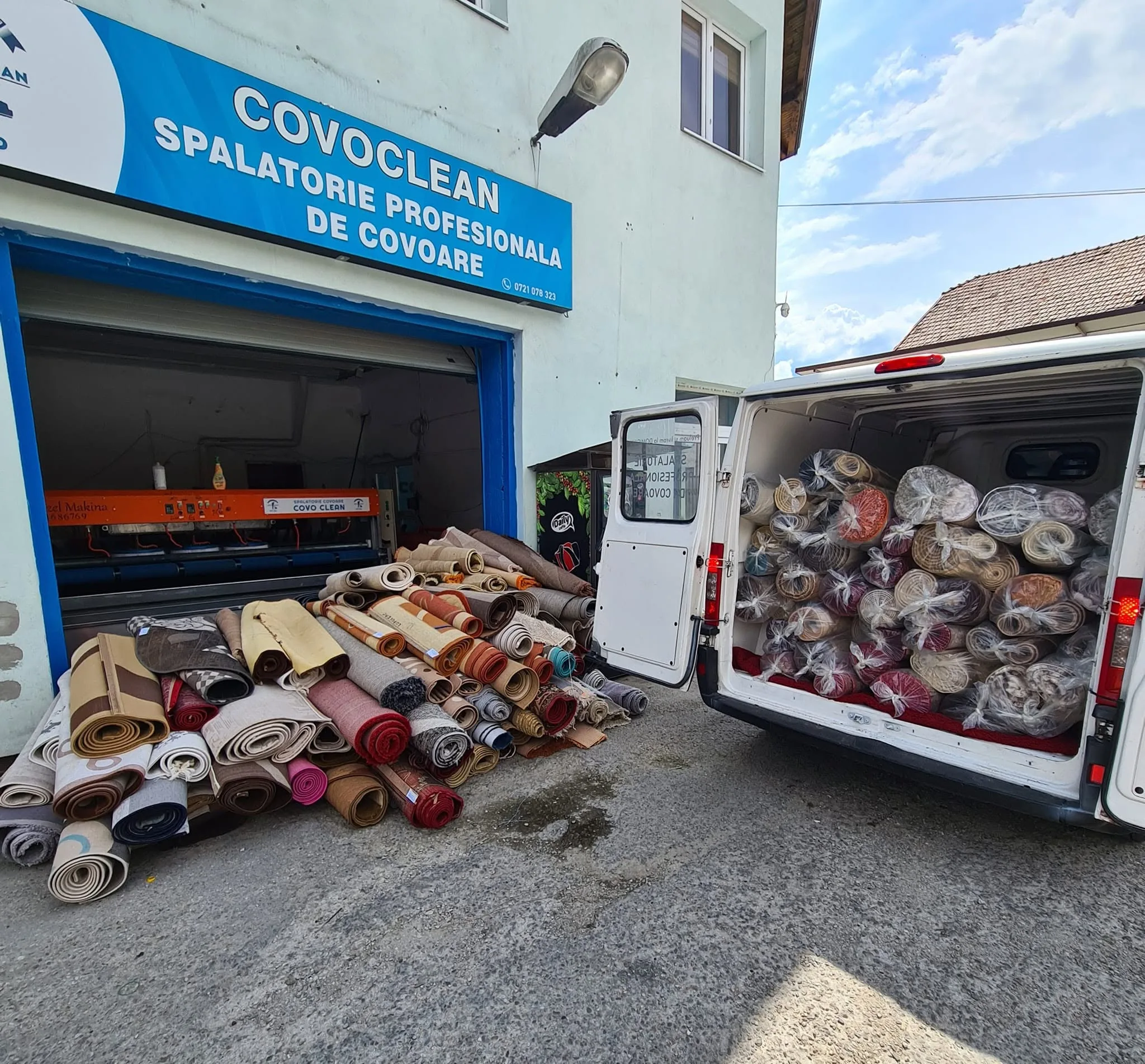 Sediul CovoClean din Petrila, cu covoare rulate gata de transport