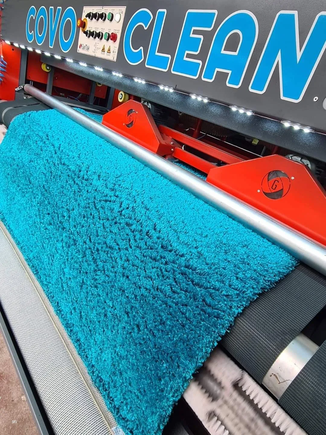 Covor spălat în utilajul de spălare CovoClean